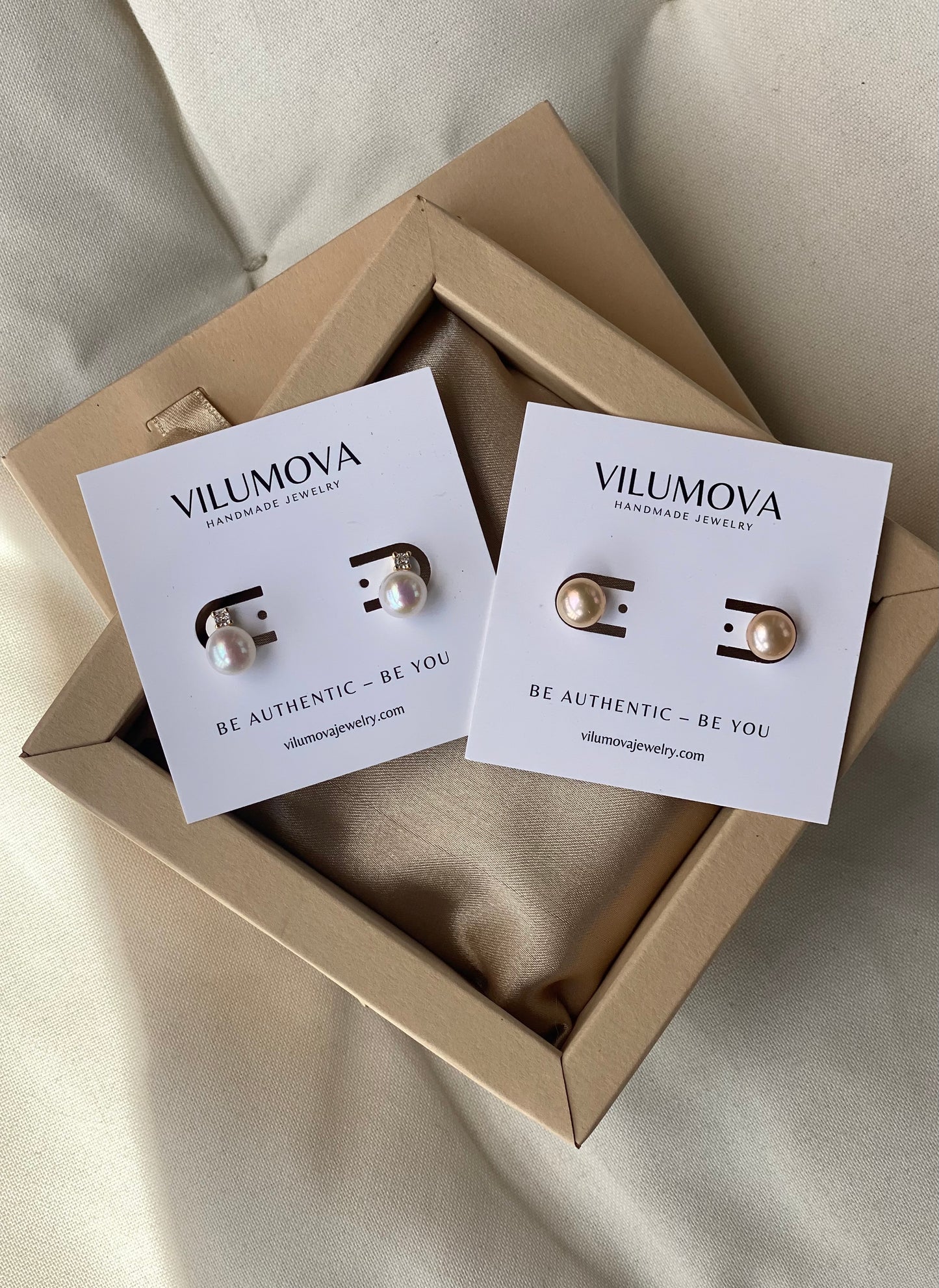 PEARL STUDS WITH CRYSTAL