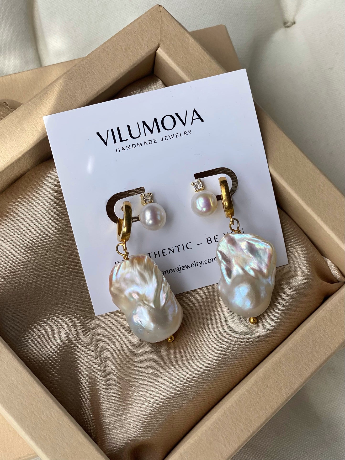PEARL STUDS WITH CRYSTAL